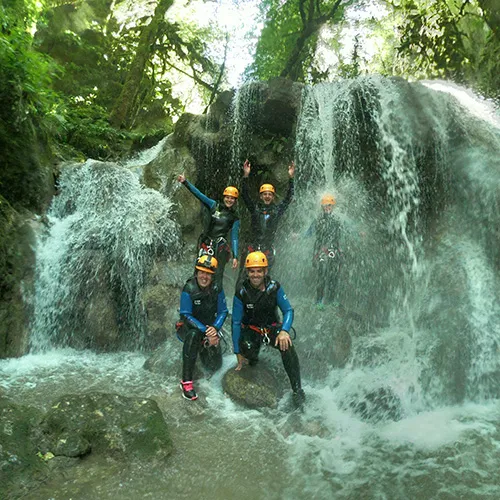 Groupe de personnes pratiquant la spéléologie dans une grotte à Jujurieux