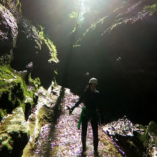 Enfant qui pratique la spéléologie