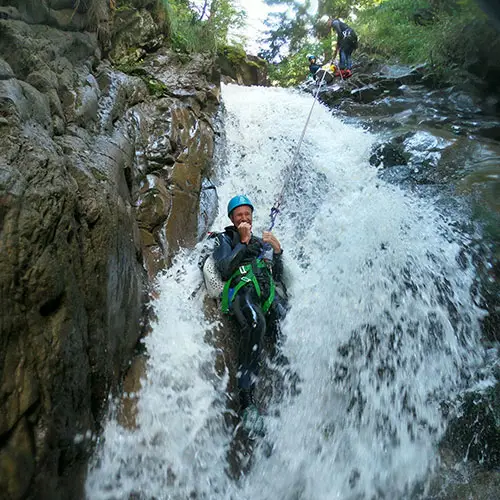 Enfant qui pratique la spéléologie