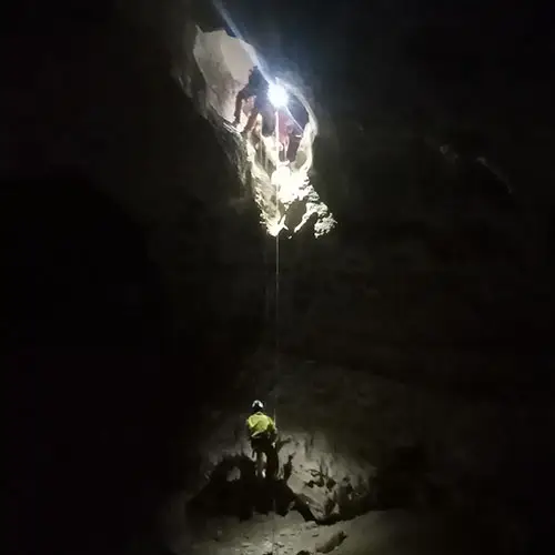Spéléologues dans la grotte de Vaux, dans le noir