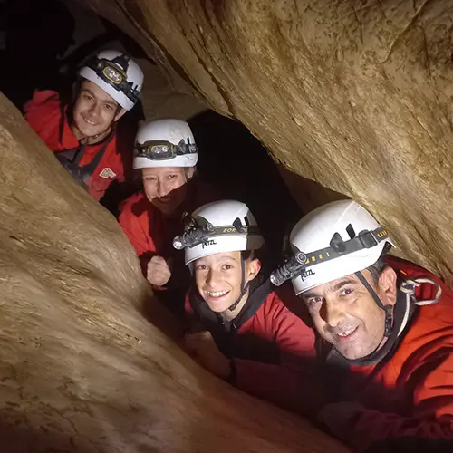 Famille faisant de la spéléologie dans la grotte de la grande roche